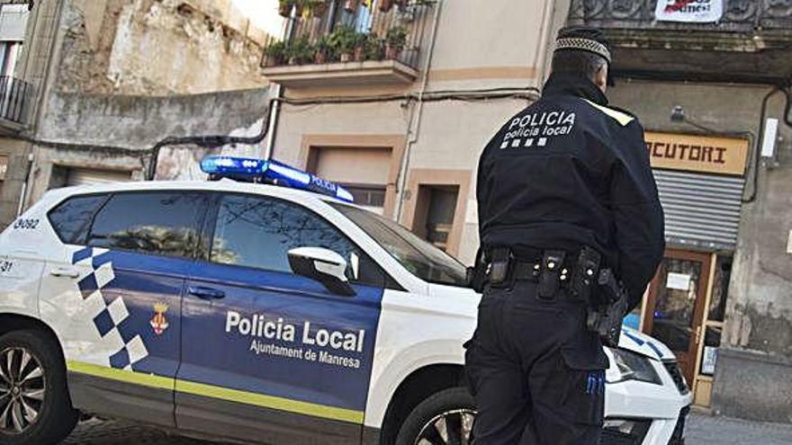 Una patrulla de la Policia Local, aquest dimecres a la plaça de Sant Ignasi de Manresa