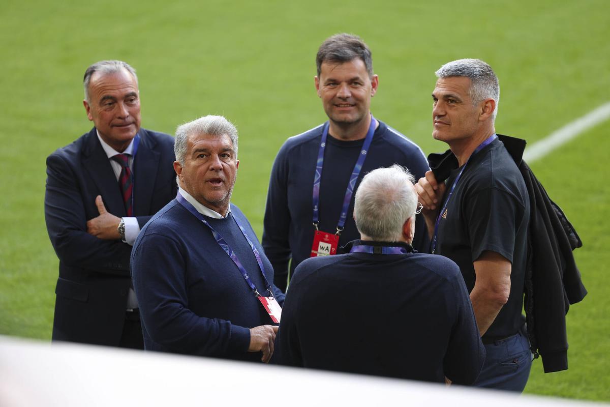 Los miembros de la Comisión Deportiva del Barça en el Signal Iduna Park.