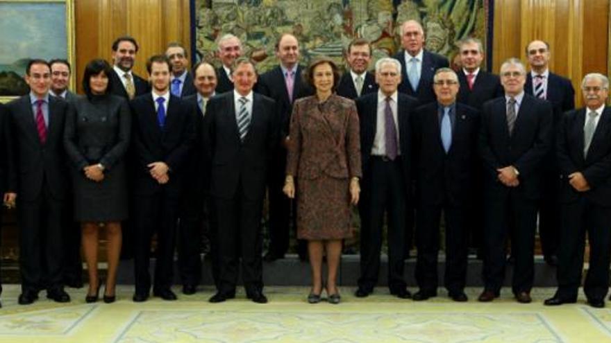 La reina Sofía posa con los miembros del Consejo de Art Natura Málaga, a los que ha recibido esta tarde en el Palacio de la Zarzuela.