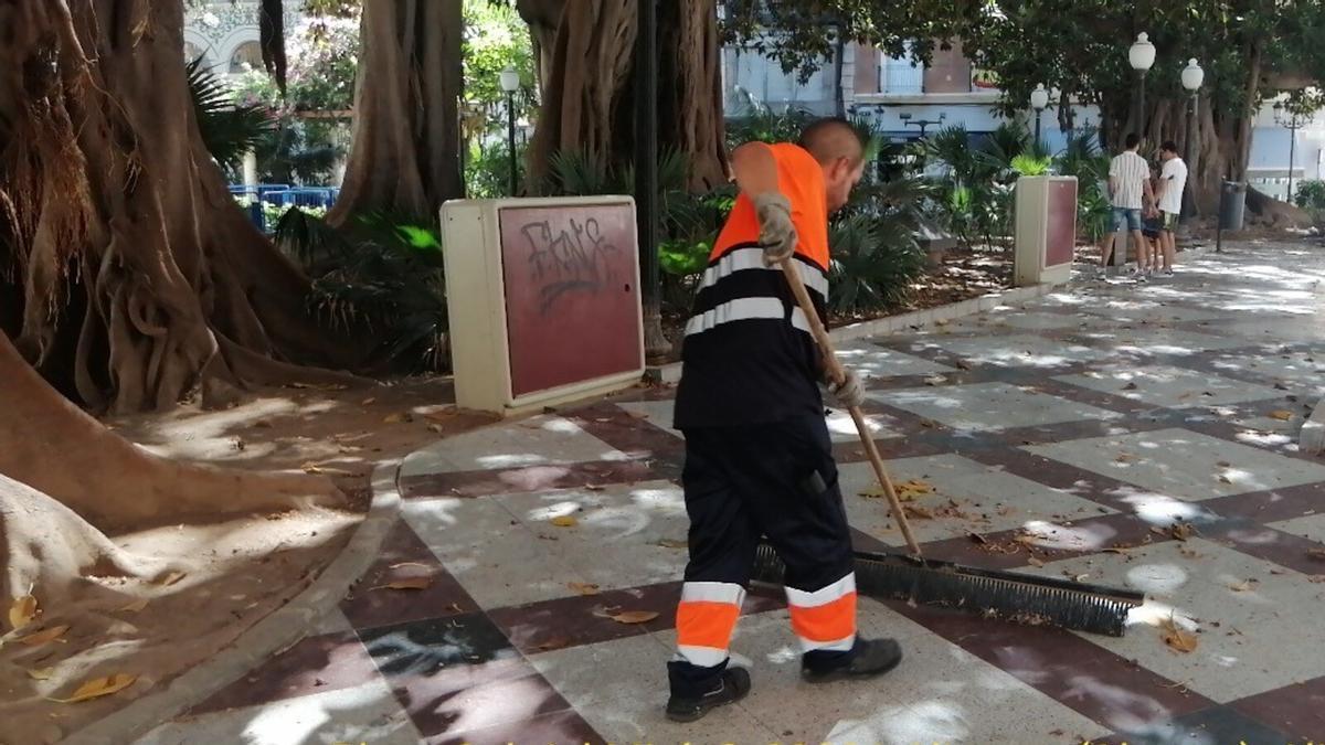 Alicante suma más de cien operarios para reforzar la limpieza de barrios y zonas turísticas