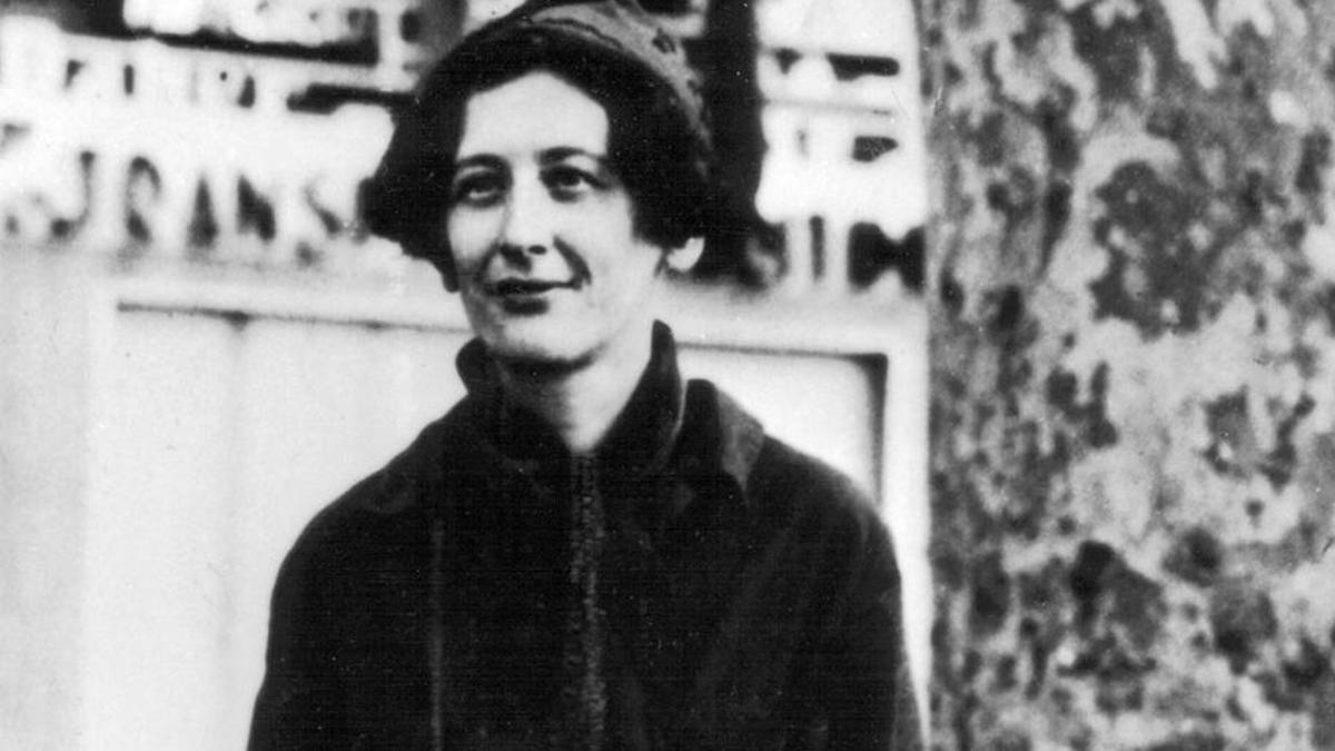 Simone Weil, vestida de miliciana en la Barcelona de 1936, enrolada en las Brigadas Internacionales para defender la República al inicio de la Guerra Civil.