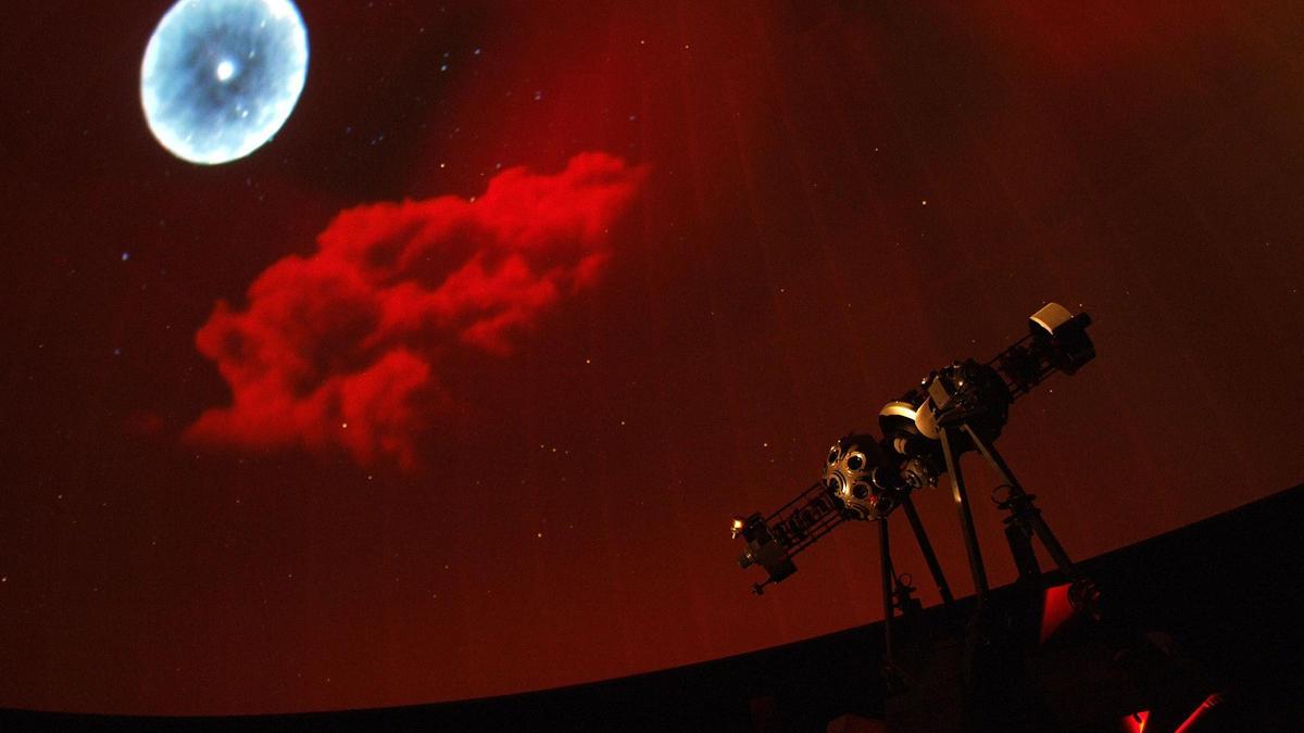 El planetario fabricado en japón y ubicado en el Museo de la Ciencia y el Cosmos, en funcionamiento.