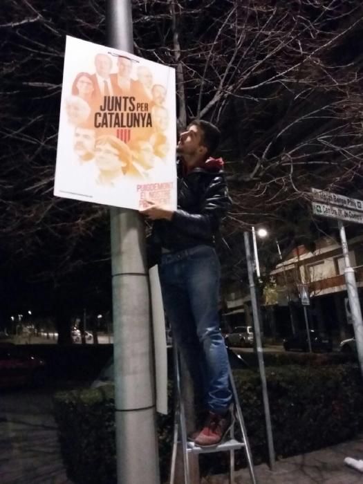 Enganxada de cartells a la Catalunya Central