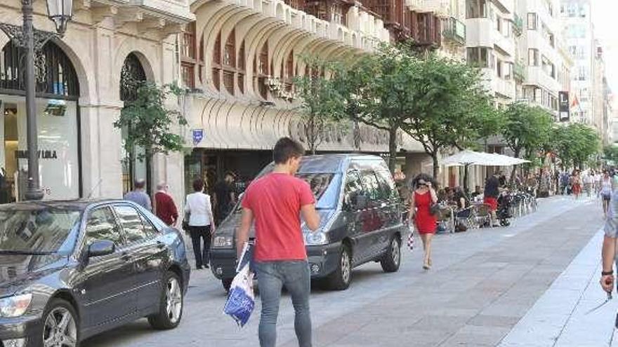 Terrazas y coches en la calle del Paseo.  // Iñaki Osorio