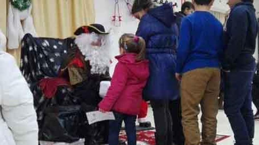 Niños y niñas de El Cubo del Vino entregan sus cartas al emisario real para que esta noche los Reyes Magos lleguen con los regalos.