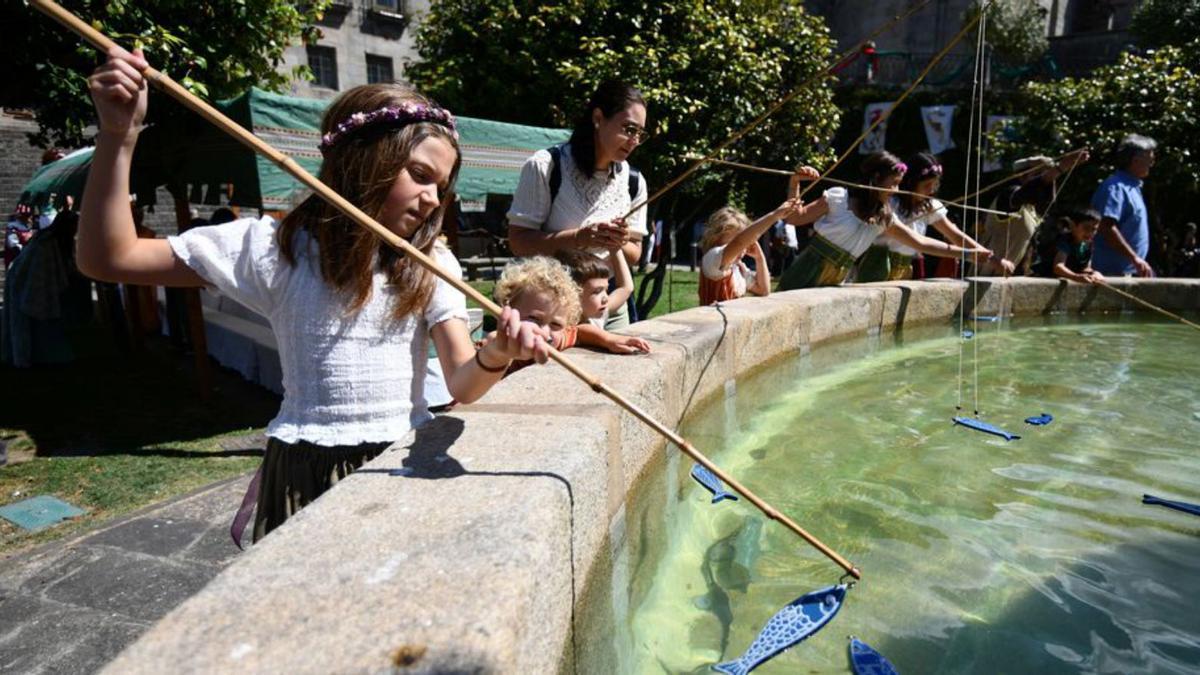 Pesca en la fuente de los jardines de la plaza de Ourense. |   // G. SANTOS