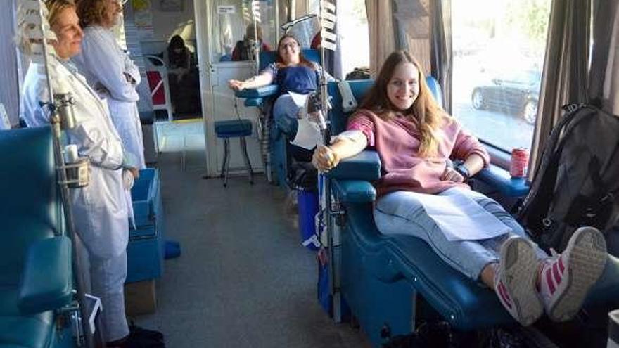 Estudiantes donando sangre en el campus de Vigo. // Duvi