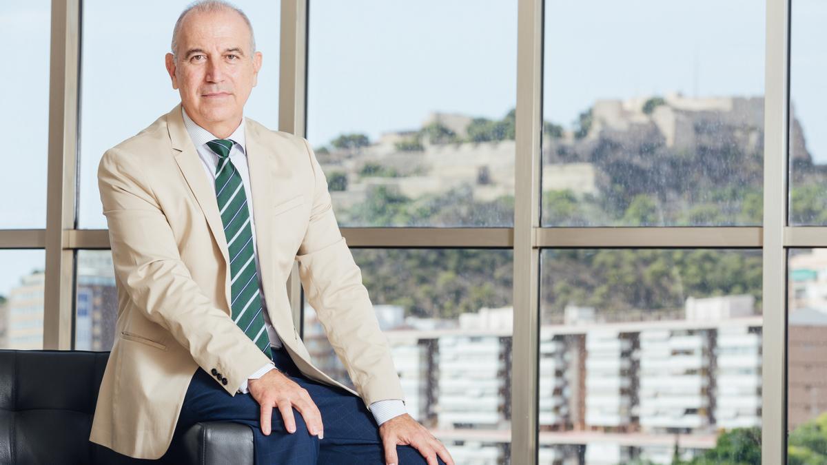 Hermann Schwarz asumió la presidencia del Colegio Oficial de Médicos de Alicante (COMA) el pasado mes de julio.