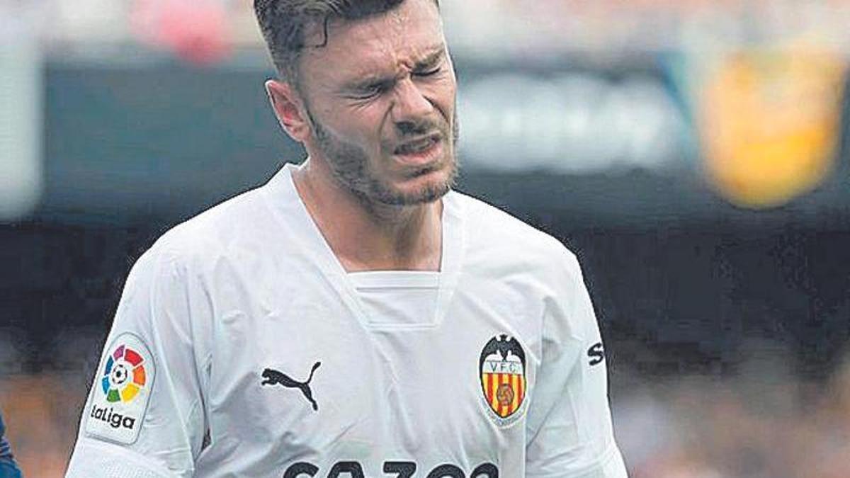 Lato tras sufrir un fuerte golpe en las costillas en el partido contra el Espanyol