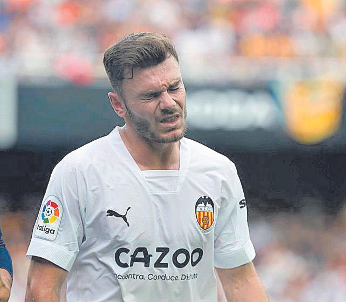 Lato tras sufrir un fuerte golpe en las costillas en el partido contra el Espanyol