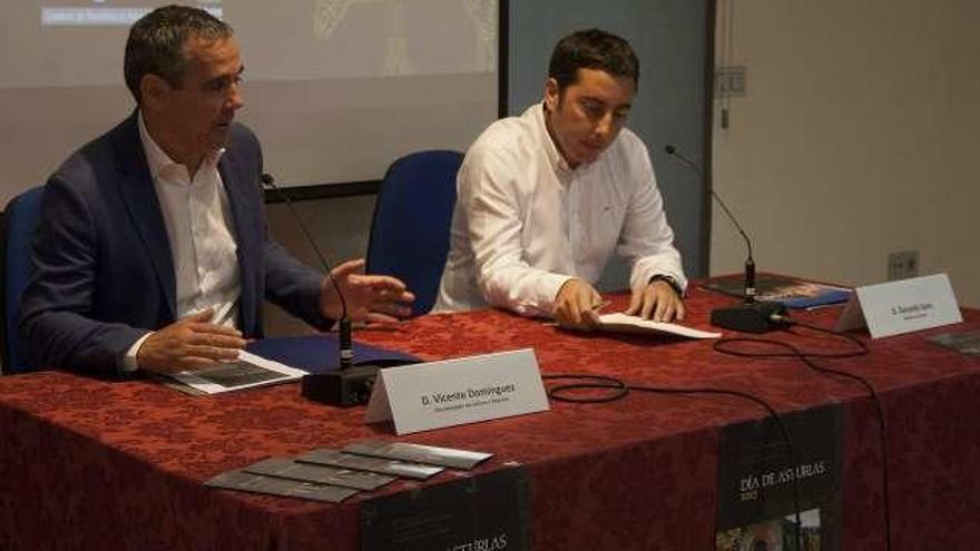 Vicente Domínguez, viceconsejero de Cultura, y Gerardo Sanz, alcalde de Llanera, ayer, en la presentación de los actos del Día de Asturias.