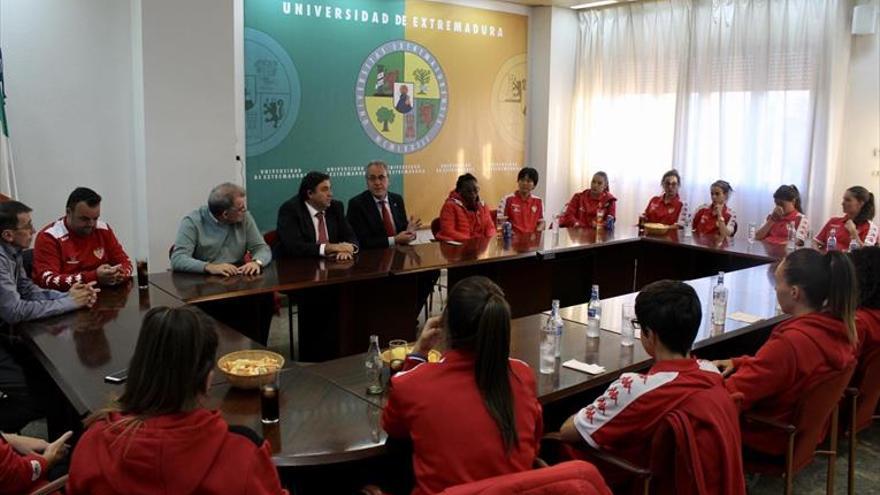 El rector de la UEx recibe a la plantilla del Santa Teresa