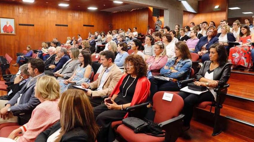 Asistentes a la jornada que se celebró ayer en la Facultad de Ciencias Jurídicas. // J. Lores