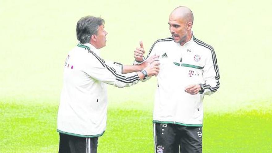 Domènec Torrent i Pep Guardiola, en un entrenament del Bayern.