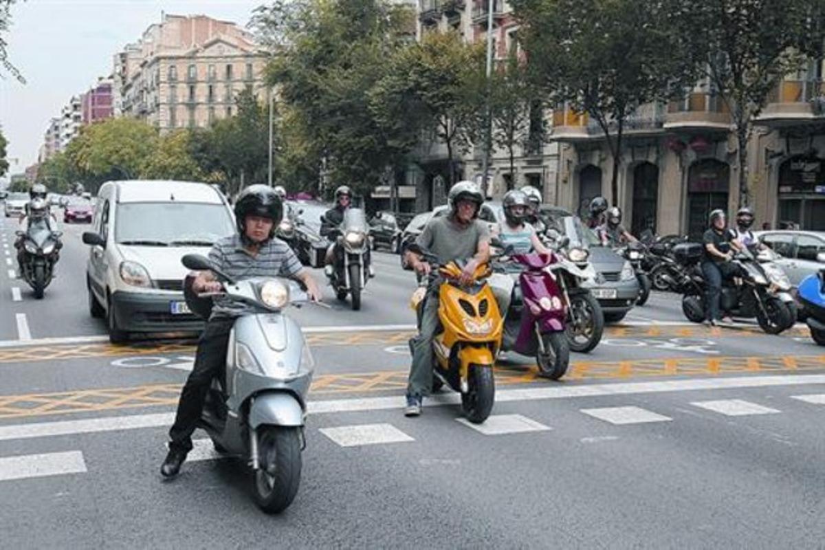 Motoristas circulando por la calle de Aragó, a la altura de Bailèn, donde hay una zona avanzada para motos, el pasado 5 de agosto.