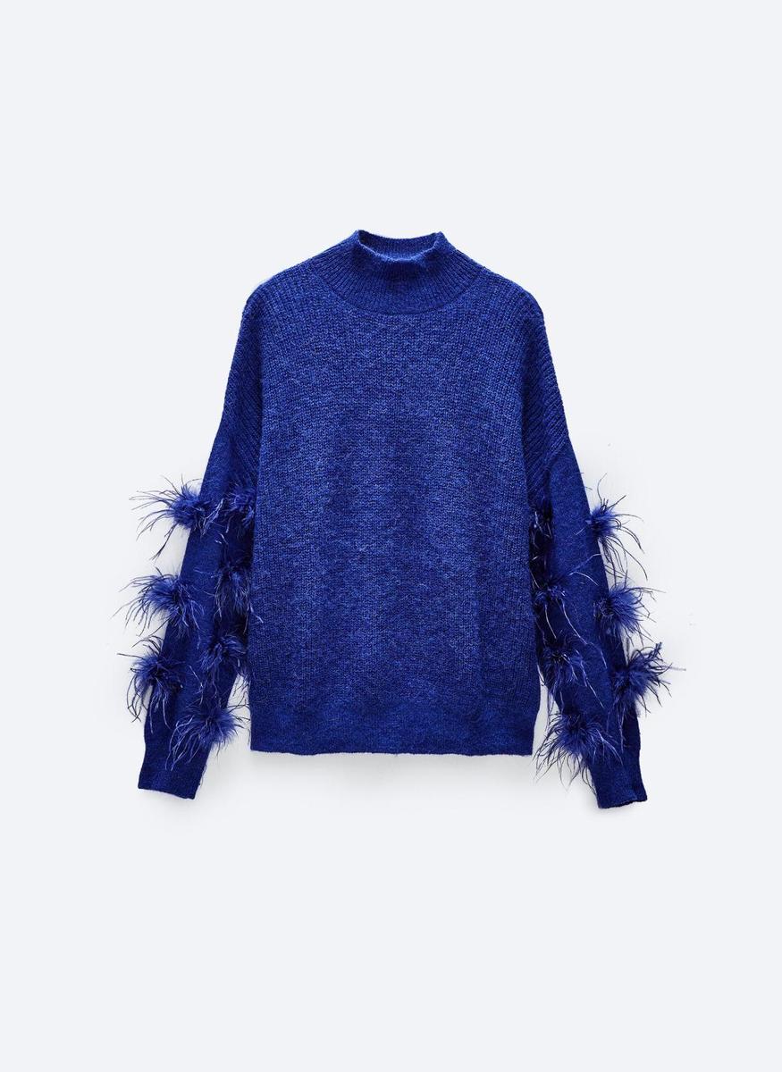 Jersey azul eléctrico con plumas en las mangas de Uterqüe