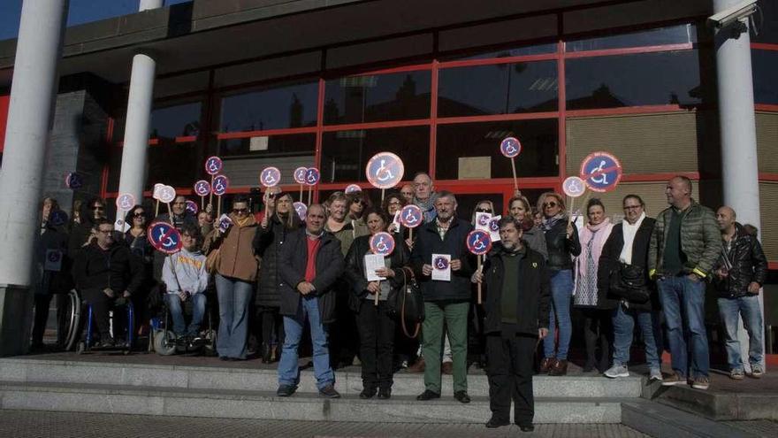 Participantes en la concentración organizada por COCEMFE en la estación de ferrocarril de Lugones.