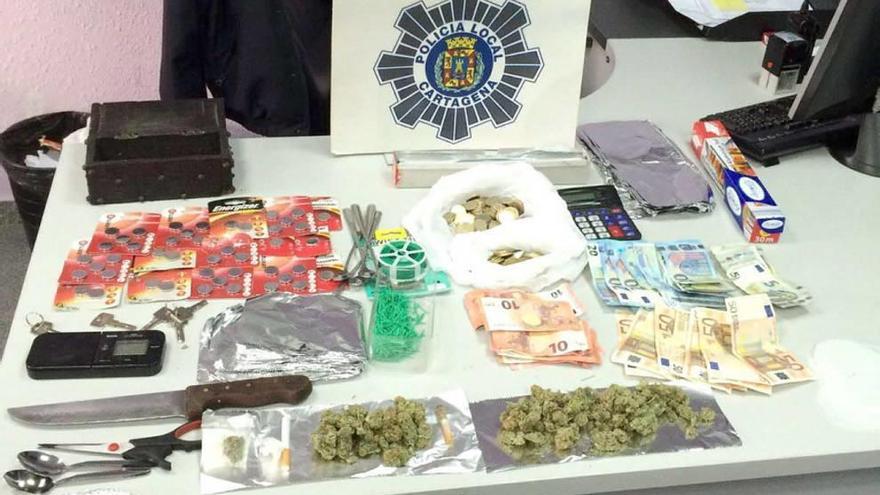 Droga, dinero y armas incautadas en el garito.