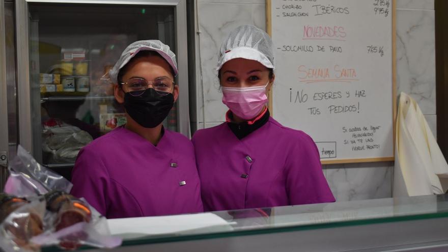 Cristina, a la izquierda, y Sandra, a la derecha, tras el mostrador de su establecimiento.