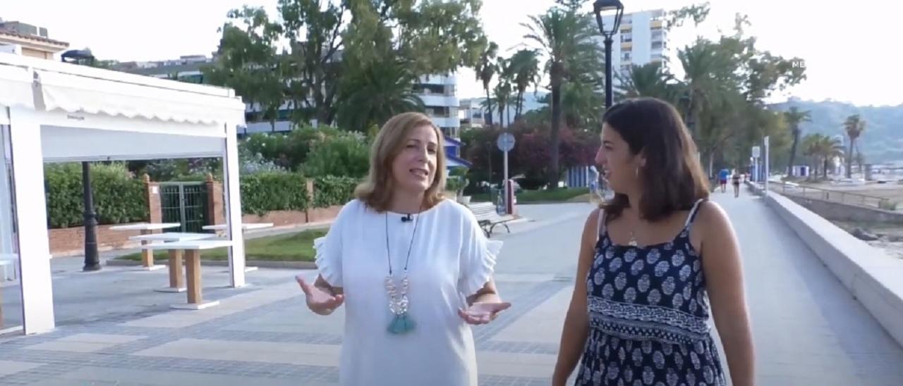 La alcaldesa, Susana Marqués, pasea por el paseo marítimo junto a la reportera de Medi TV Sandra Segarra.