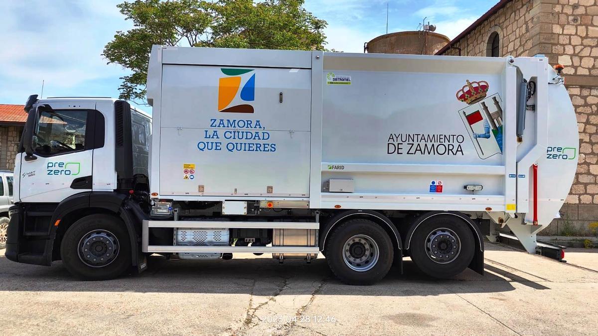 Zamora estrena un nuevo camión recolector de carga lateral La Opinión