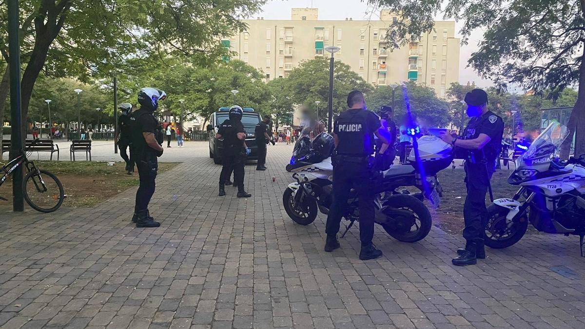 Control de la Policía para asegurar el cumplimiento de las restricciones en Palma.