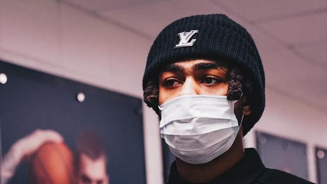 Un jugador de los Timberwolves, con mascarilla.