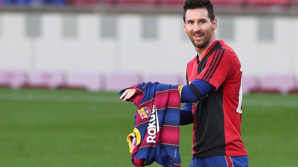 Messi tras mostrar la camiseta de Newell's.