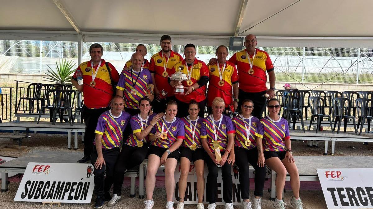 La selección balear masculina y femenina posa tras el campeonato en Benejúzar.