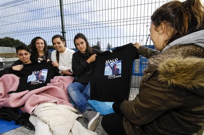 GENTE HACIENDO COLA PARA EL CONCIERTO DE MALU