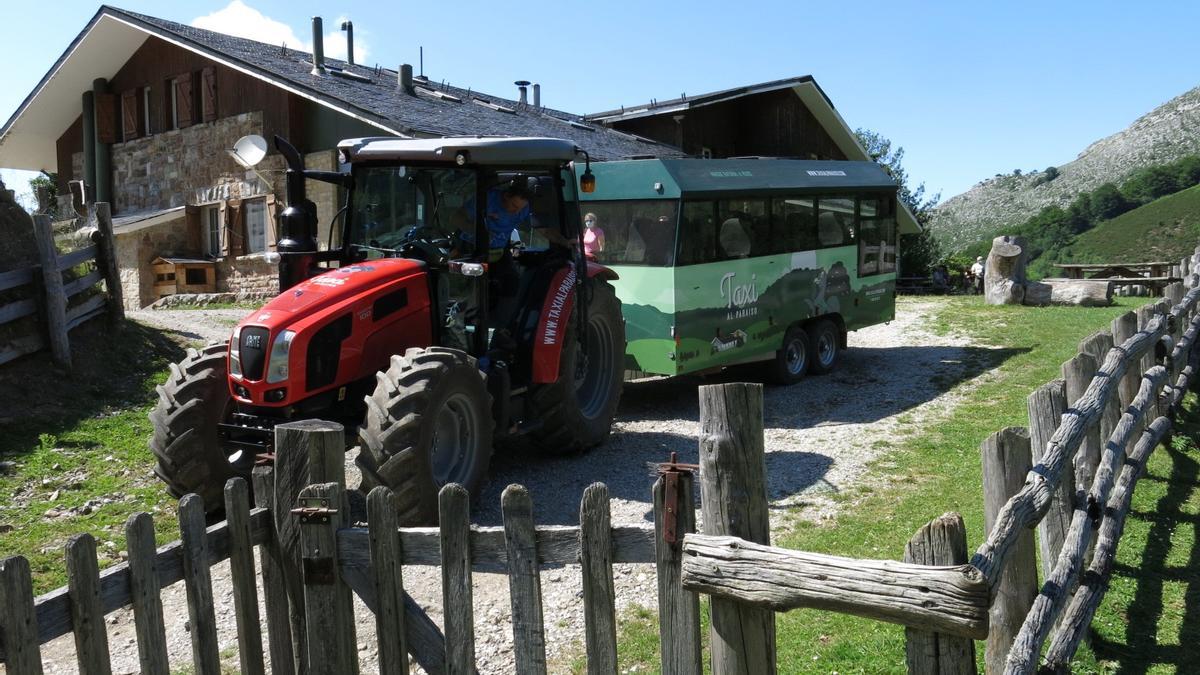 El tren turístico de Brañagallones que conduce Rafa Fernández