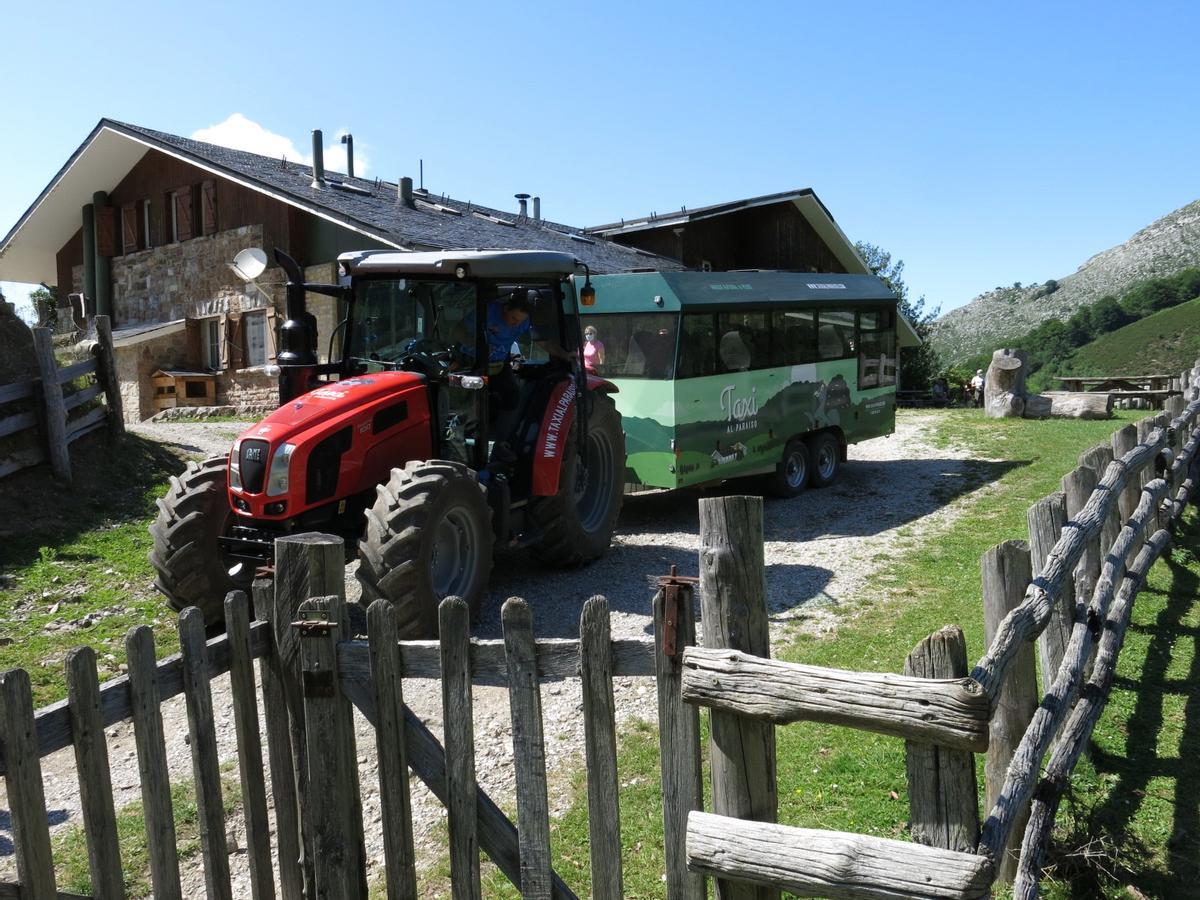 El tren turístico de Brañagallones que conduce Rafa Fernández