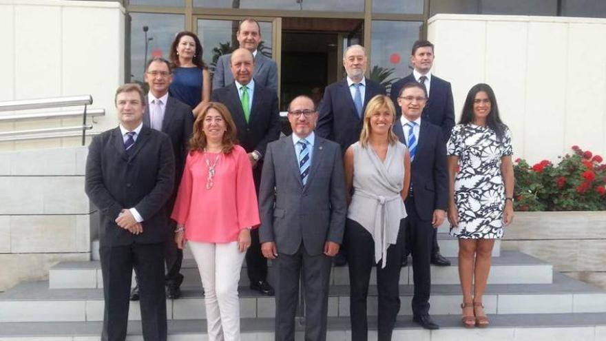 De Lorenzo, segundo por la derecha en la fila de atrás, durante el encuentro de delegados del Gobierno en Melilla.