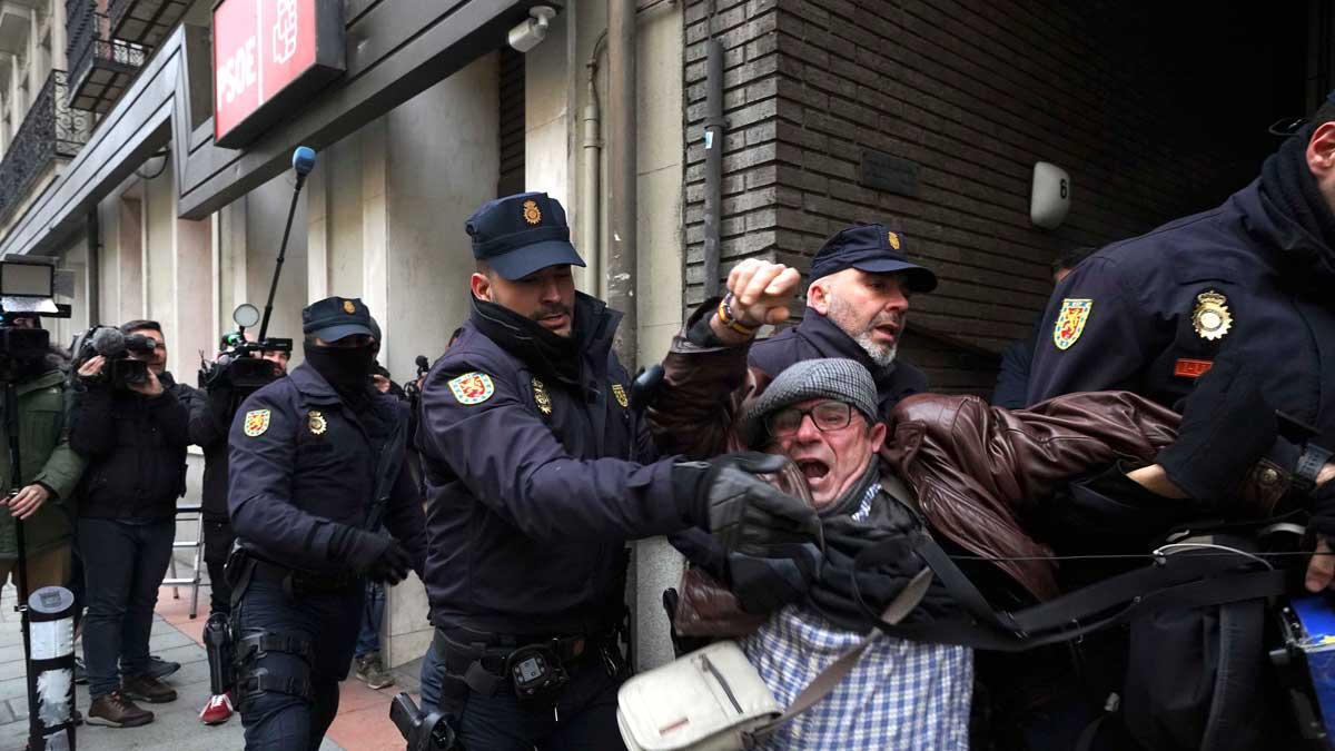 La Policía reduce a un hombre que protestaba ante la sede del PSOE