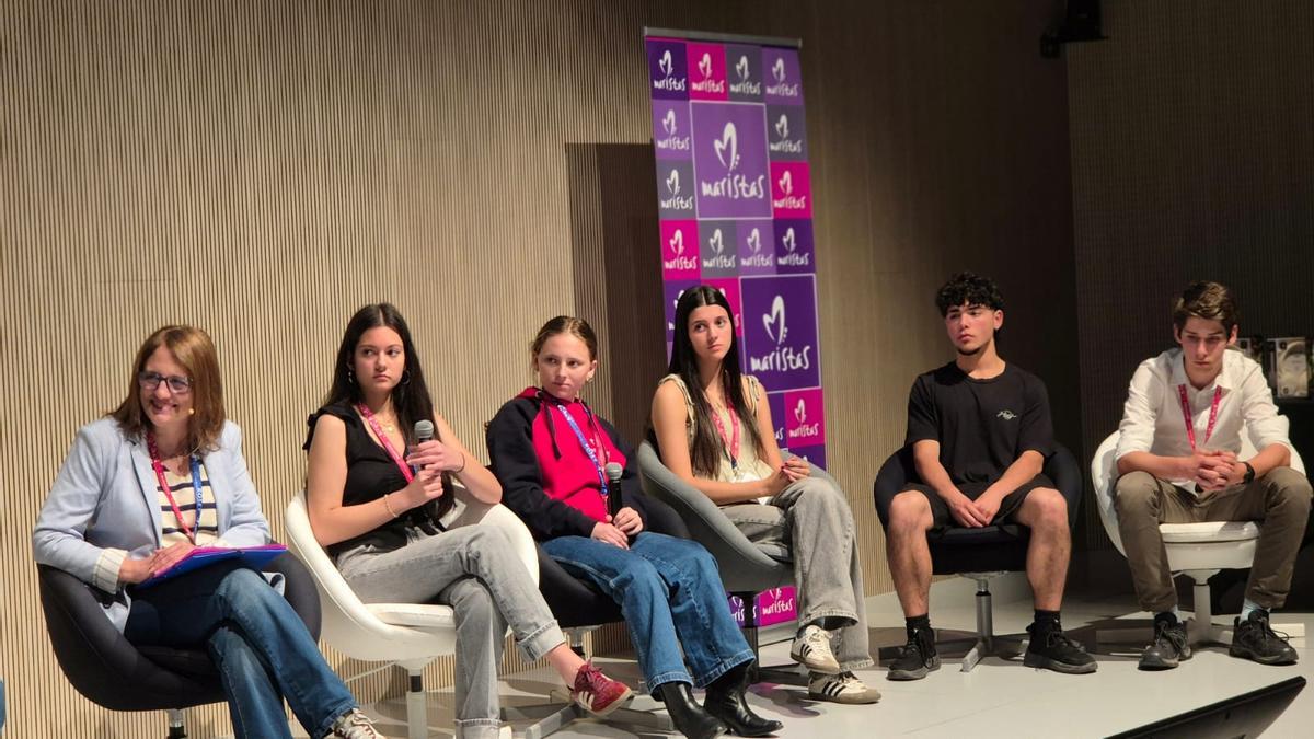 Foto de la presentadora y del espacio del I Campus Rosey de Maristas