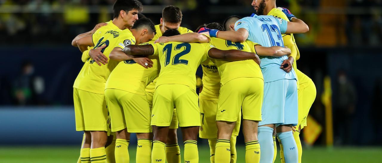 Piña de los jugadores del Villarreal antes de su encuentro contra en Bayern de Múnich, en La Cerámica.