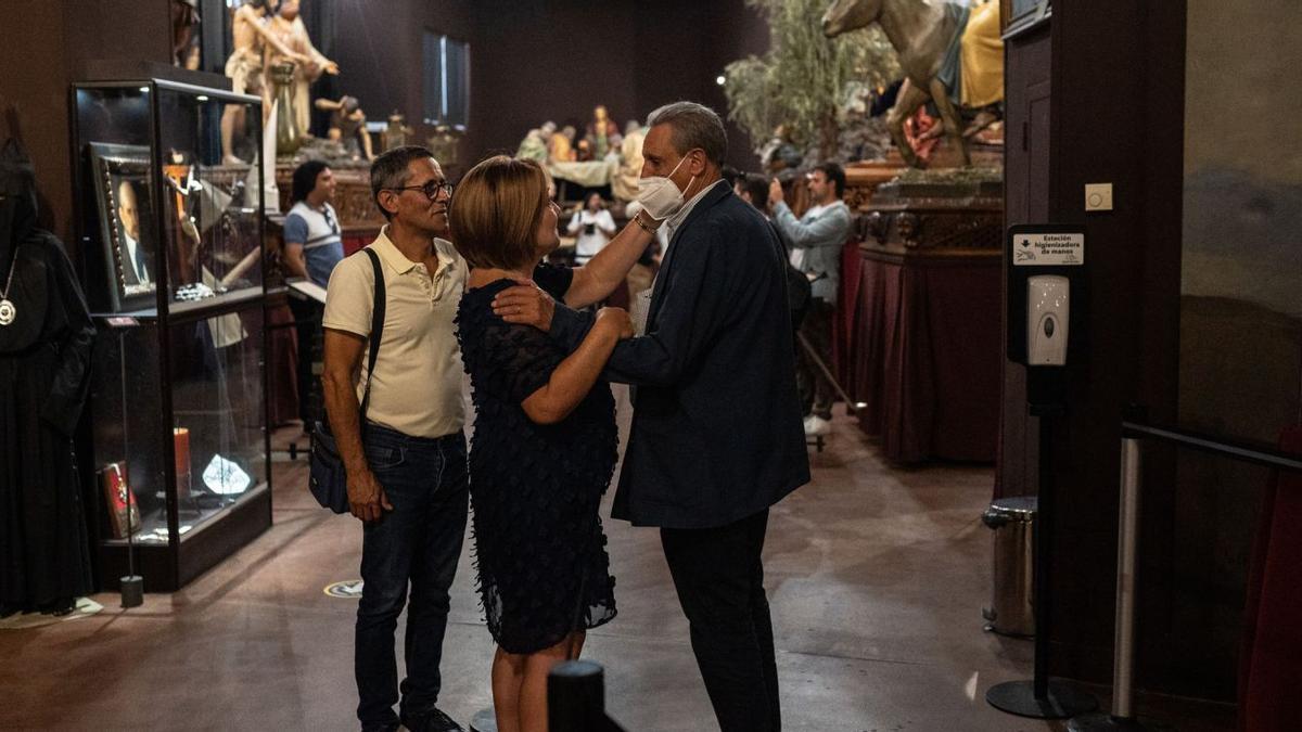 La presidenta de la Junta pro Semana Santa, Isabel García, y Dionisio Alba, emocionados, en su última visita al Museo de Semana Santa. | E. Fraile