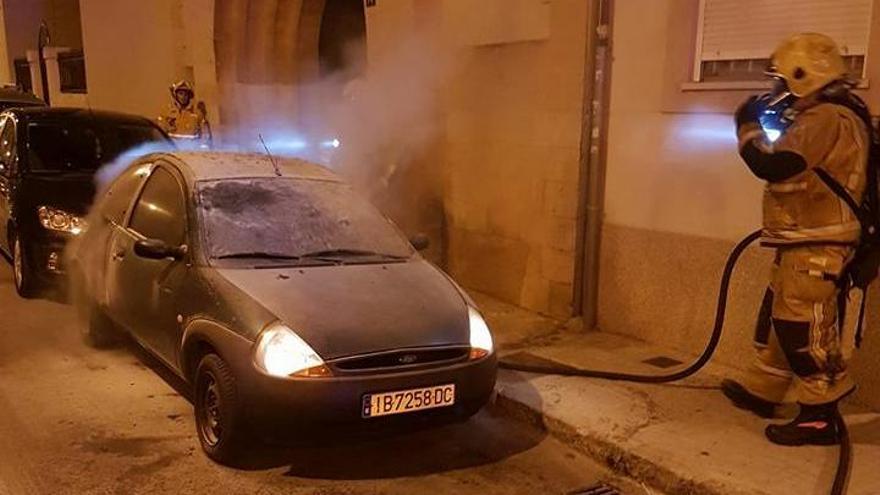 Bomberos, durante la extinción del incendio