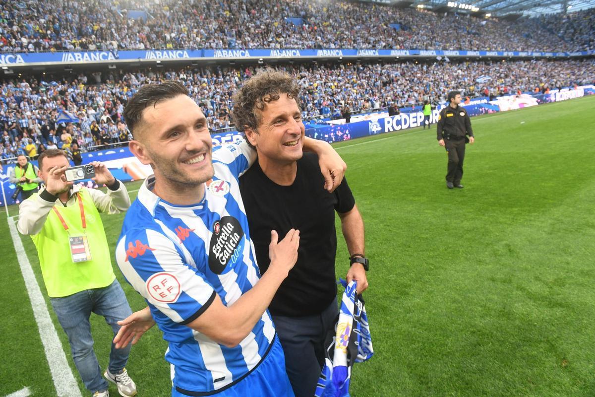 Lucas Pérez e Imanol Idiakez se abrazan durante la fiesta del ascenso a Segunda División en 2024.