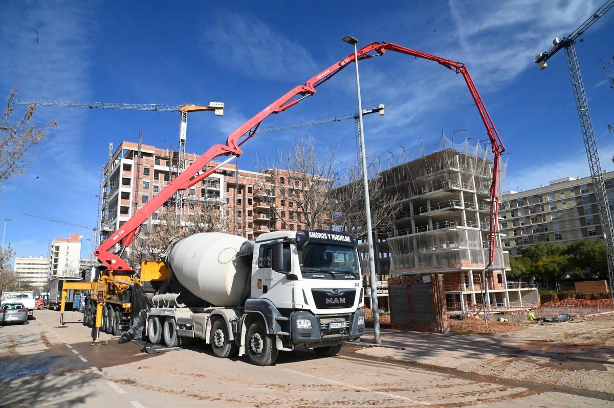 Trabajos de construcción de viviendas en el barrio castellonense de Sensal.
