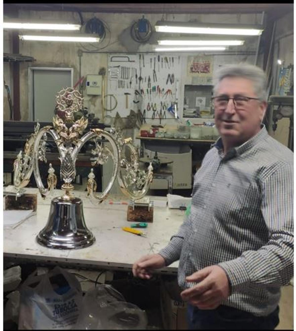 El orfebre con la campana que estrenará la Virgen de la Piedad