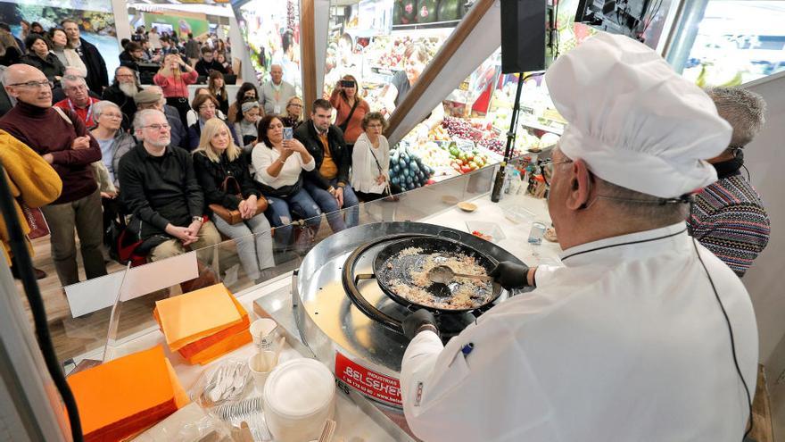Un cocinero valenciano realiza una demostración en Fitur.