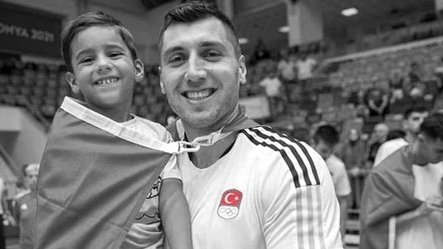 El capitán de la selección turca y su hijo fallecen en el terremoto