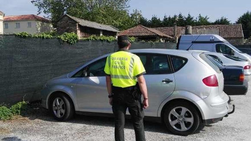 Vehículo interceptado por la Guardia Civil en Cambados. // FdV