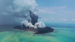 Erupción volcánica Hunga Tonga–Hunga Haapai capturada el 30 de diciembre de 2021.