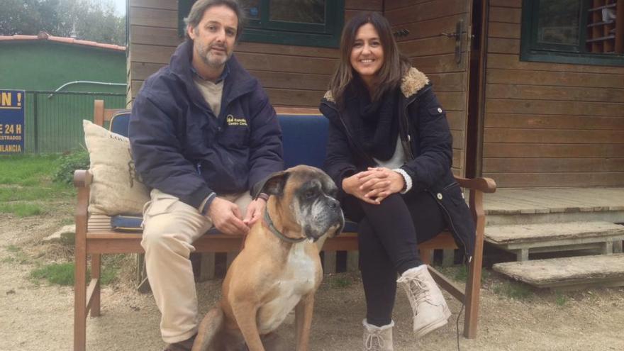 El entrenador canino Juan Freire y la periodista Marta Clavero