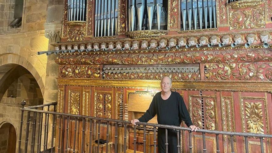 Franz Hauk, ayer, ante el órgano de Valdediós. | V. ALONSO