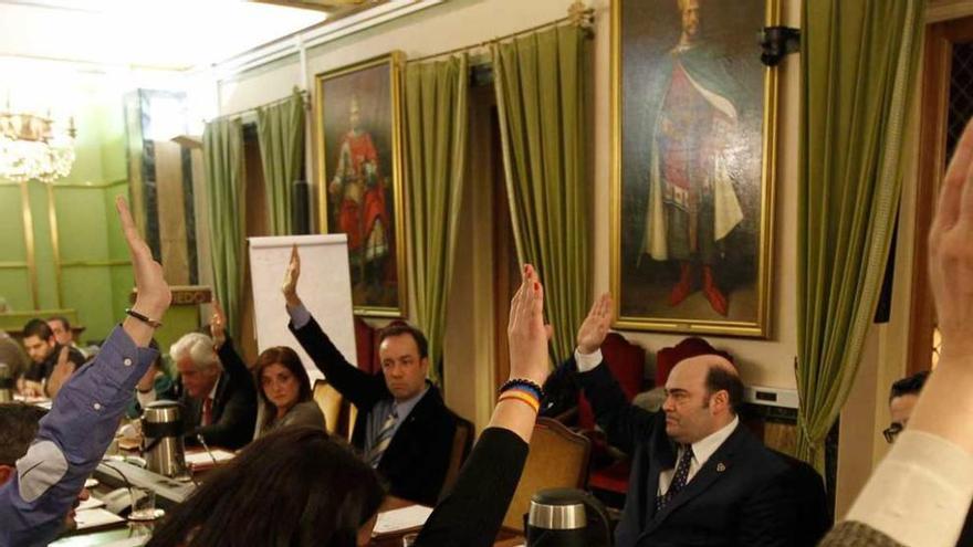 Una de las votaciones celebradas en un pleno municipal.