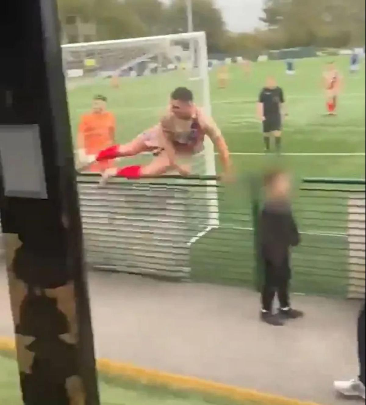 Un jugador salta las vallas para agredir a los aficionados.