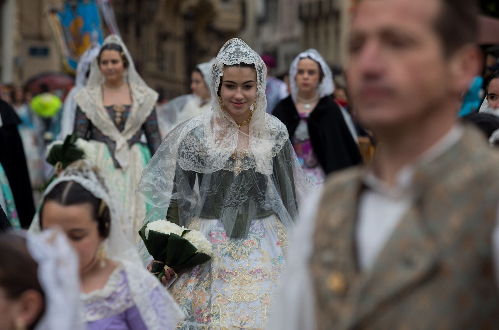 Desfile de chubasqueros y paraguas ante la Mare de Déu